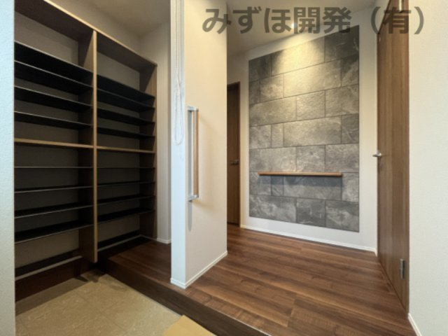 天童市中里5丁目7-15の玄関|玄関正面のアクセントにエコカラットを採用！脱臭や湿気取りに効果が期待できます