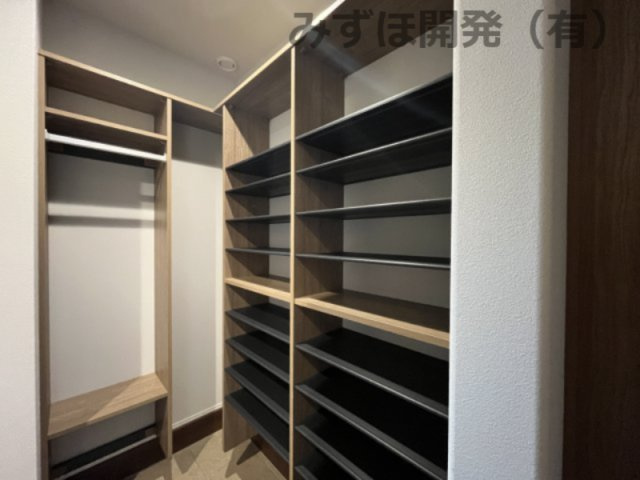 天童市中里5丁目7-15の収納|玄関脇のシュークロークは大容量！ハンガーレール付きでコートの汚れを宅内に持ち込ませません