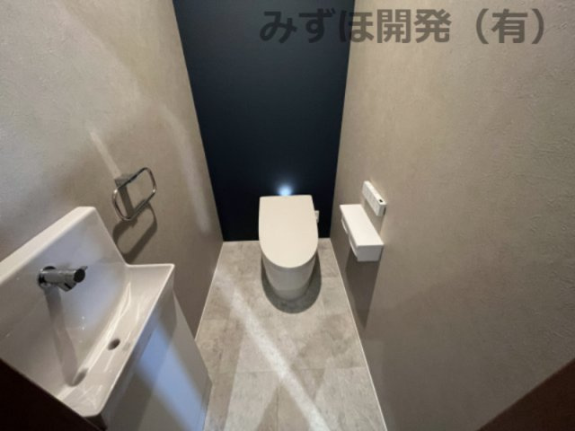 天童市中里5丁目7-15のトイレ|1階トイレはタンクレスタイプ！自動開閉機能付きです