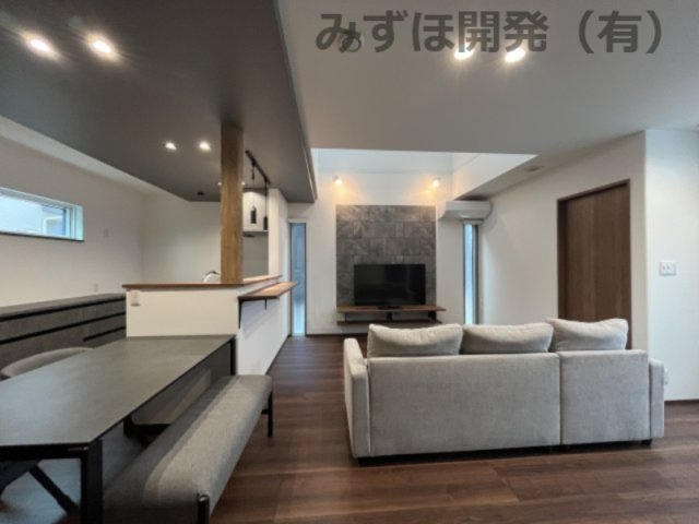 天童市中里5丁目7-15の居間・リビング|TV台裏のアクセントにもエコカラットを採用！