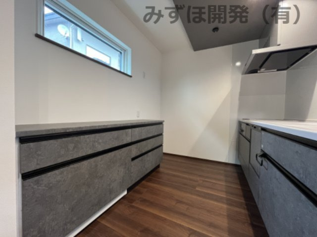 天童市中里5丁目7-15のキッチン|キッチン背面収納は使いやすい高さです