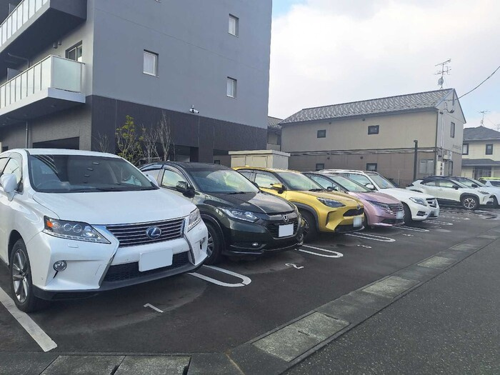 セブンリリー矢巾の駐車場