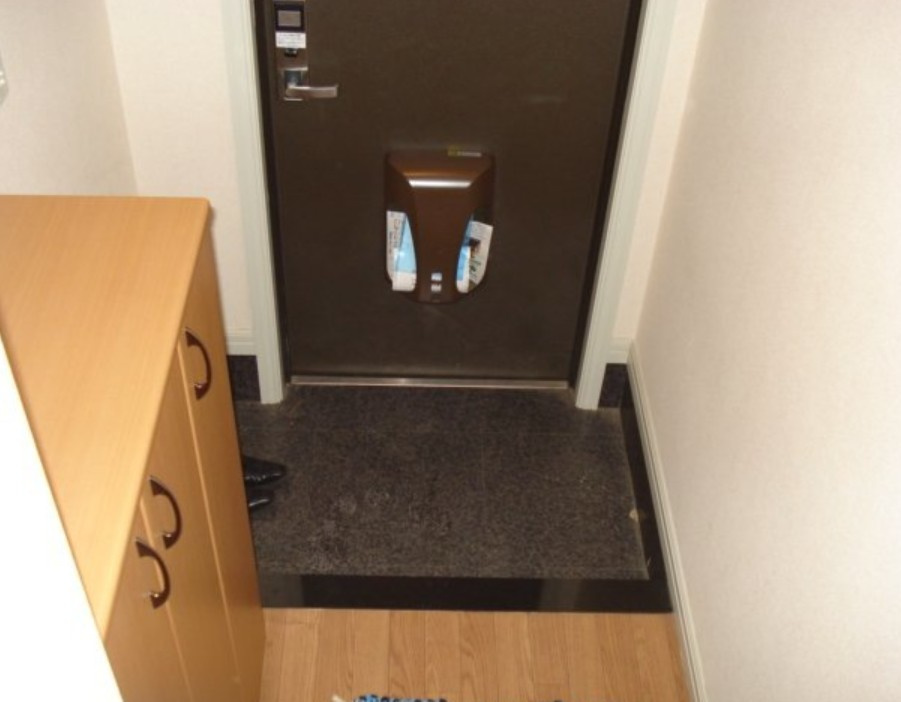 川崎市麻生区片平６丁目のアパートの玄関