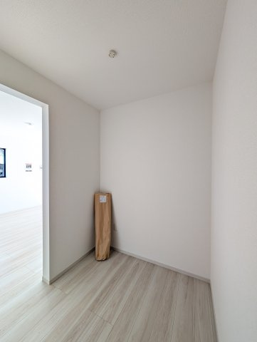 【内装】 | アーバンスタイル高崎市下豊岡町1期ー② | LDKから水回りへつながるユーティリティースペース♪