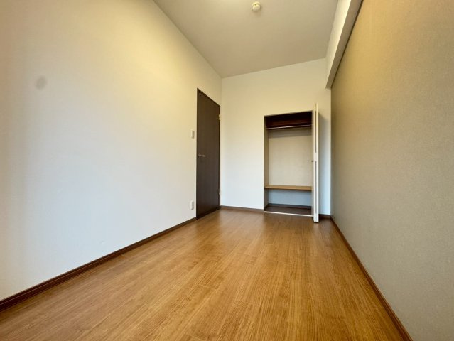 ＪＲ・京阪の２沿線アクセス可能◆２階部分リフォーム済み３ＬＤＫ住戸◆パデシオン宇治木幡の洋室|洋室・クローゼット