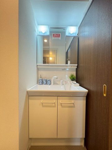 ＪＲ・京阪の２沿線アクセス可能◆２階部分リフォーム済み３ＬＤＫ住戸◆パデシオン宇治木幡の独立洗面台|独立洗面台