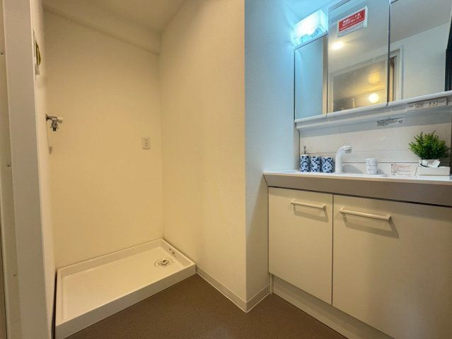 ＪＲ・京阪の２沿線アクセス可能◆２階部分リフォーム済み３ＬＤＫ住戸◆パデシオン宇治木幡の独立洗面台|独立洗面台・洗濯機置き場