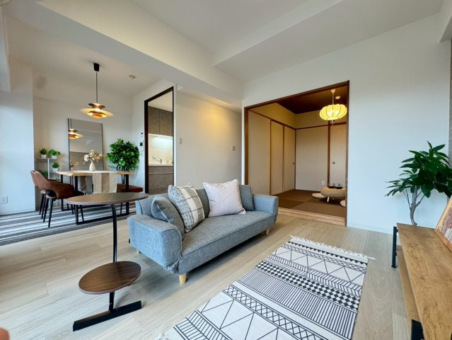 ＪＲ・京阪の２沿線アクセス可能◆２階部分リフォーム済み３ＬＤＫ住戸◆パデシオン宇治木幡の居間・リビング|リビング