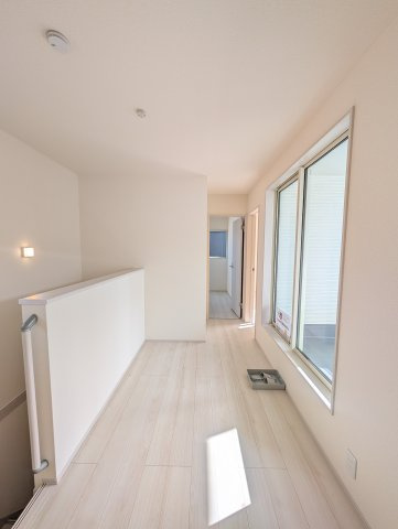 【内装】 | リーブルガーデン.S渋川市行幸田第2ー① | 2階ホールからベランダへの出入りが出来るので非常に便利です♪