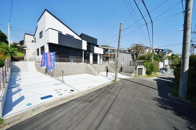 【横浜市旭区東希望が丘27-8全3棟新築戸建て】★仲介手数料無料★（中尾小学校・希望が丘中学校）の前面道路含む現地写真