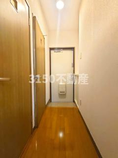 鏡島レイナの玄関