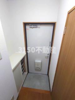鏡島レイナの玄関