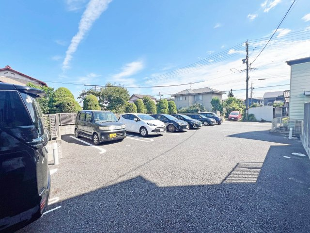 メゾン静波の駐車場