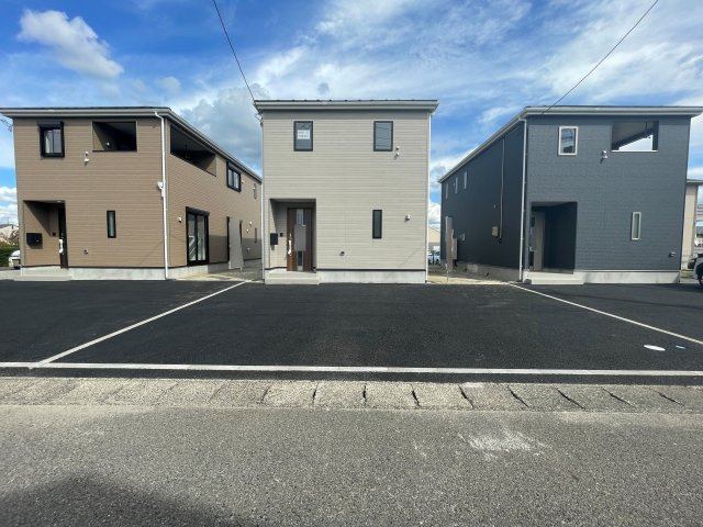 新築戸建・新築建売　郡山市字賀庄【制震・耐震】桜小・郡山三中の駐車場|並列駐車が車種によっては3台可能！