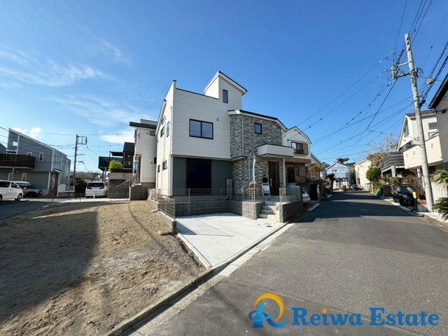 新築戸建　茅ヶ崎市平和町の前面道路含む現地写真|お車だけでなく自転車やバイク置き場を確保できるゆとりのある駐車スペース♪