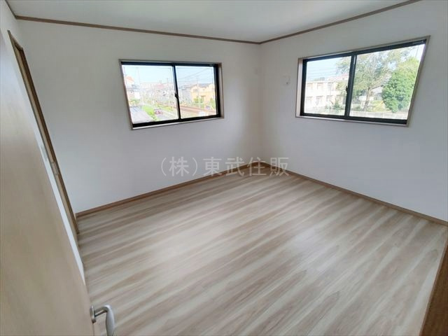 【寝室】 | 坂戸市溝端町　全2棟　B号棟 | 2階北東側8.0帖洋室　主寝室としてお使いいただけます