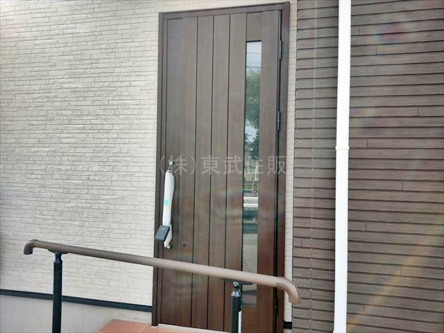 【玄関】 | 坂戸市溝端町　全2棟　B号棟 | 落ち着いた雰囲気の玄関です