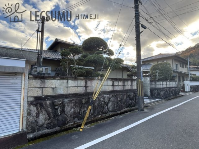 姫路市大寿台2丁目/売土地の前面道路含む現地写真