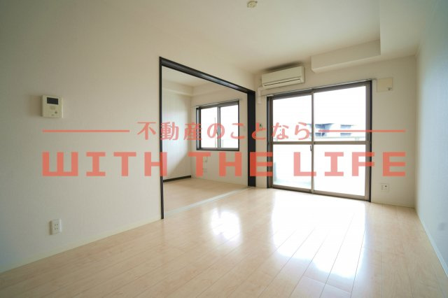 エスペランサ久留米駅前【10,000円キャッシュバック対象物件】の居間・リビング|ゆったりとした居間です