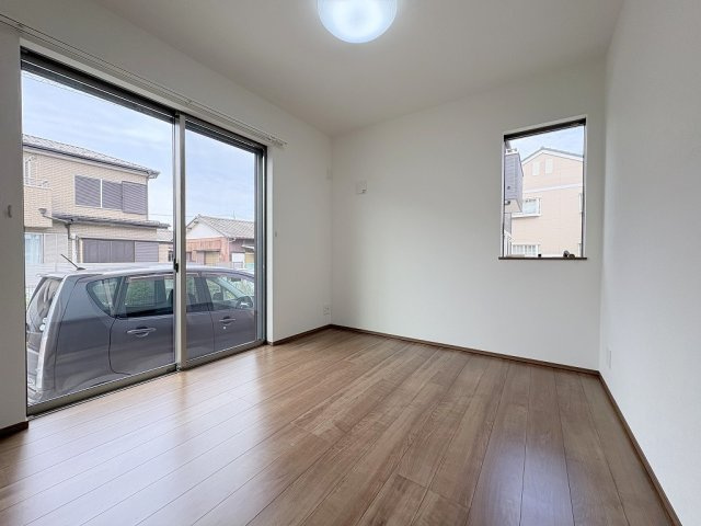 三郷市彦成2丁目　中古戸建の洋室|2面採光の明るい1階洋室