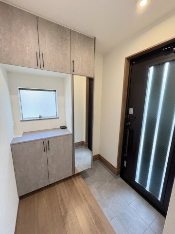 三郷市彦成2丁目　中古戸建の玄関|姿見付きのシューズボックス