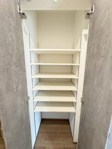 三郷市彦成2丁目　中古戸建の収納|ストック品の収納にも便利な1階ホール収納