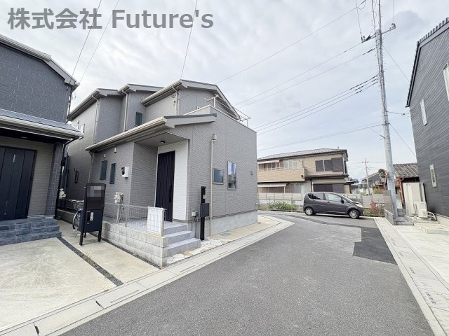 三郷市彦成2丁目　中古戸建の前面道路含む現地写真|前面道路含む現地写真です。