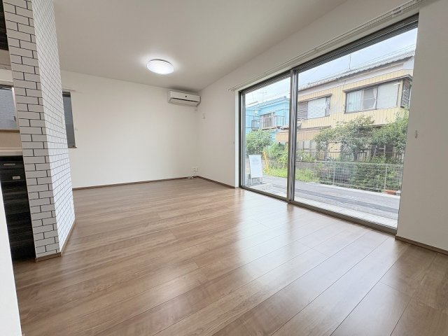 三郷市彦成2丁目　中古戸建の居間・リビング|ワイドな窓が広がり明るく開放的なリビングです