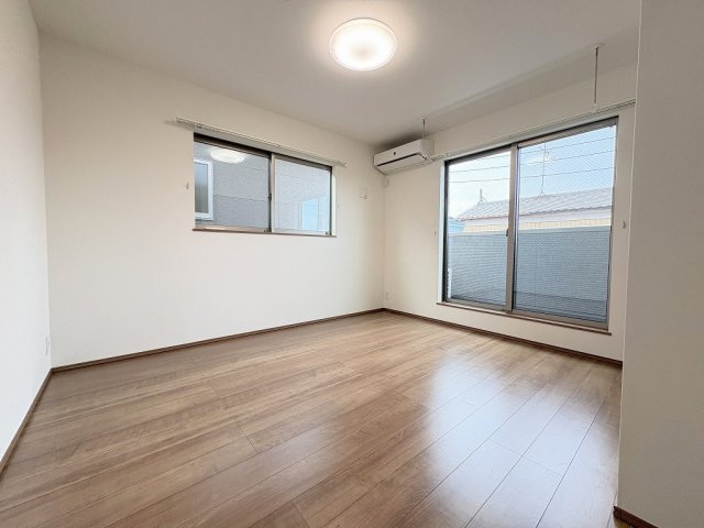 三郷市彦成2丁目　中古戸建の洋室|エアコン・照明・室内物干し付きの洋室