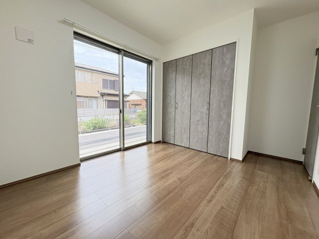 三郷市彦成2丁目　中古戸建の洋室|クローゼット完備の洋室