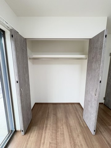 三郷市彦成2丁目　中古戸建の収納|大切な衣類を収納できるクローゼット付き