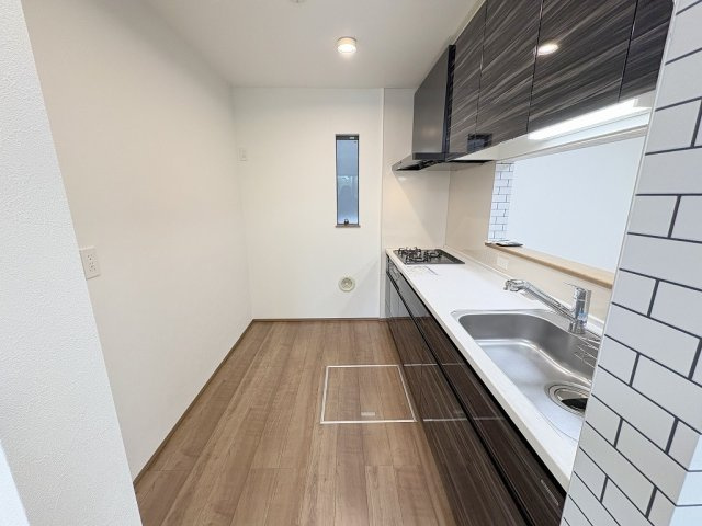 三郷市彦成2丁目　中古戸建のキッチン|二人並んでもゆとりのある広々としたキッチンです