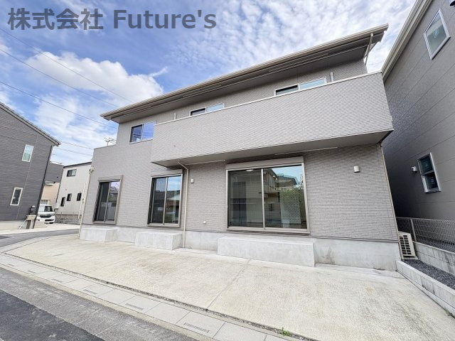 三郷市彦成2丁目　中古戸建の外観|北東角地！2022年築の築浅中古戸建！室内大変キレイです