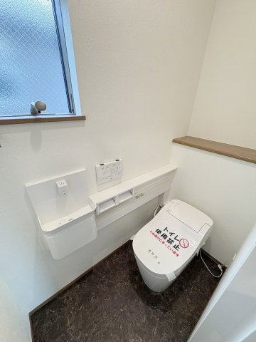 三郷市彦成2丁目　中古戸建のトイレ|手洗い付きの2階トイレです