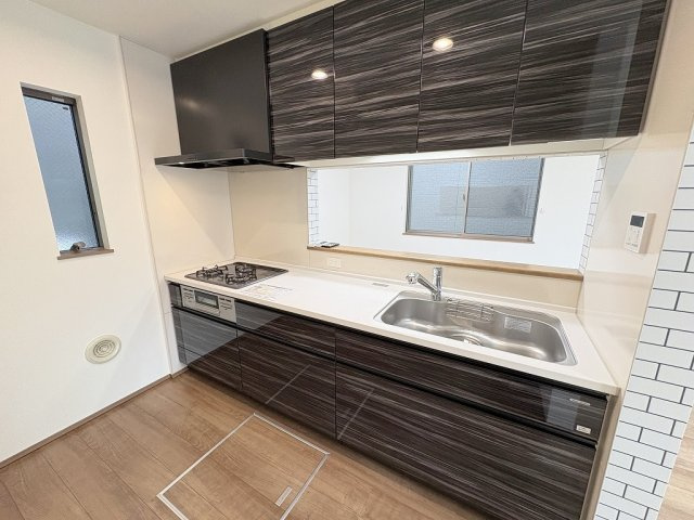 三郷市彦成2丁目　中古戸建のキッチン|ビルトインガスコンロ新規設置済みのシステムキッチン