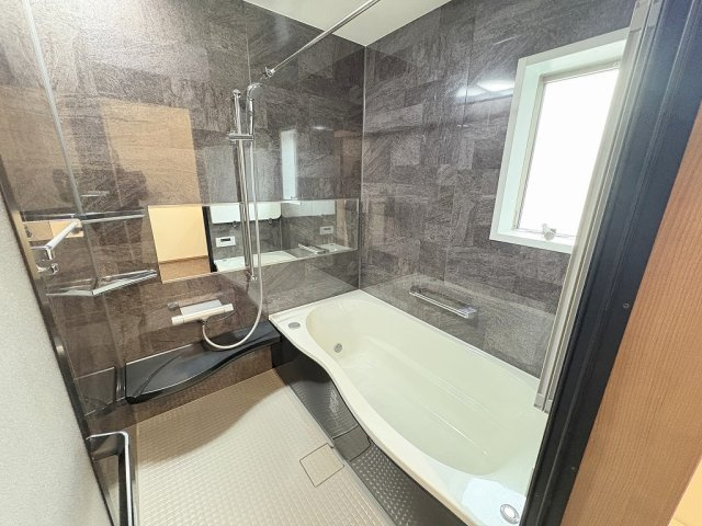 三郷市彦成2丁目　中古戸建の浴室|浴室鏡交換済み！追焚・浴室乾燥機付きの快適な一坪バス