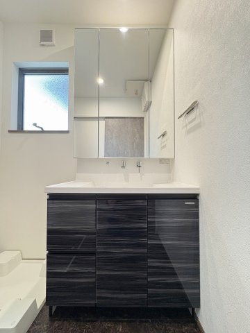 三郷市彦成2丁目　中古戸建の独立洗面台|三面鏡付きシャワードレッサーで朝の準備も快適