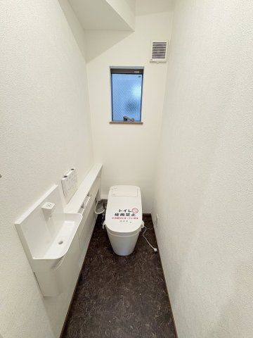三郷市彦成2丁目　中古戸建のトイレ|手洗い付きの1階トイレです