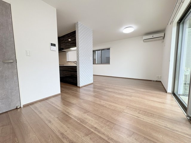 三郷市彦成2丁目　中古戸建の居間・リビング|証明・エアコン付きのリビングです