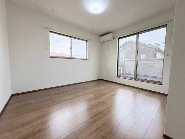 三郷市彦成2丁目　中古戸建の洋室|バルコニーに面した明るい洋室・主寝室としていかがでしょう