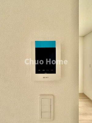 【セキュリティ】 | 江戸川区大杉1丁目新築分譲住宅 | 【モニターホン】誰が来たかすぐにわかるカラーモニター付きインターホン。通話ボタンを押すまでは室内の音は漏れていませんので相手を確かめてから応対できます。