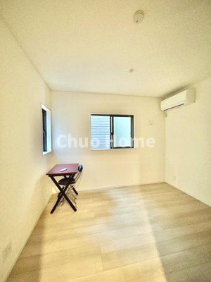 【寝室】 | 江戸川区大杉1丁目新築分譲住宅 | 【寝室】心と体をゆったりと安らげる主寝室。寝室のゆとりが大きい分だけ、暮らしの安らぎは深まります。一日の疲れを癒すだけでなく、ご夫婦の親密な語らいを紡ぎ出します