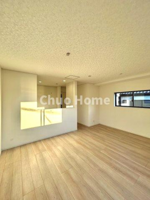 【キッチン】 | 江戸川区大杉1丁目新築分譲住宅 | 視界に広がりを生むオープンなキッチン。料理や片付けをしながら、家族との会話を楽しんだり、リビングで遊ぶ子どもを見守れます。ご見学時には家具の配置などもイメージしながらぜひご覧になって見て下さい。