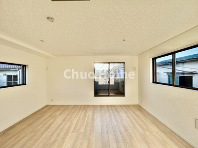 【居間・リビング】 | 江戸川区大杉1丁目新築分譲住宅 | 【リビングダイニング】一日の中で多くの時間を過すことになるリビングダイニングだからこそ、いつも穏やかな空間であることが必然。爽やかな通風と採光を存分に感じる事が出来る空間です。