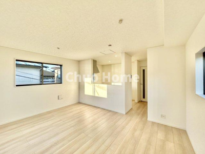 【ダイニング】 | 江戸川区大杉1丁目新築分譲住宅 | 【ダイニング】忙しい朝でも、しっかり家族が揃って食事をして頂けるゆとりある大きさのダイニングスペース。奥様が作る手料理をカウンター越しに受けとって頂き、テーブルで囲む素敵な時間を存分に愉しんで下さい。