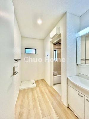 【脱衣所】 | 江戸川区大杉1丁目新築分譲住宅 | 【洗面所】明るい洗面所は朝をすっきりさせてくれる空間です。バタバタしている忙しい朝でも収納が多い洗面台では短い時間で効率良く支度ができます。