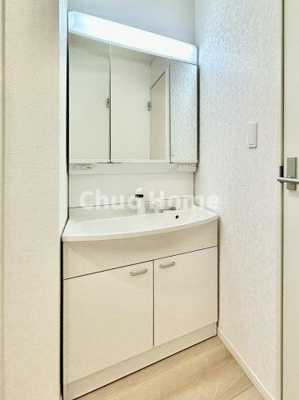 【独立洗面台】 | 江戸川区大杉1丁目新築分譲住宅 | 【洗面化粧台】洗面化粧台には三面鏡を採用。身だしなみを整えやすい事はもちろんですが、鏡の後ろに収納スペースを設ける事により、散らかりやすい洗面スペースをすっきりさせる事が出来るのも嬉しいですね