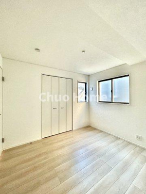 【洋室】 | 江戸川区大杉1丁目新築分譲住宅 | 【洋室】快適に過ごす条件は、一人ひとり違います。だからこそ飾り過ぎないシンプルな内装と偏り過ぎないデザインで統一しております。居住していく中でオーナー様だけの【マイホーム】に創り上げて下さい