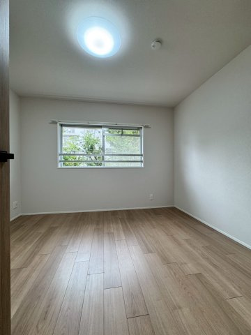 枚方三矢第一住宅壱号棟の洋室|洋室は約5.5帖です。クローゼット付きで収納充実です。