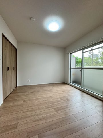 枚方三矢第一住宅壱号棟の洋室|バルコニーに面しており明るい室内です。